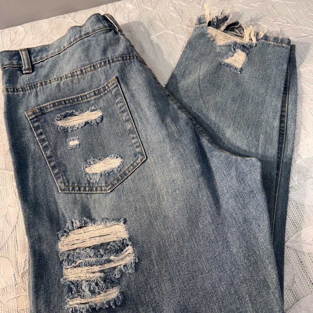 New Refuge High Rise Mom Jeans Distressed Size 11 Light Wash